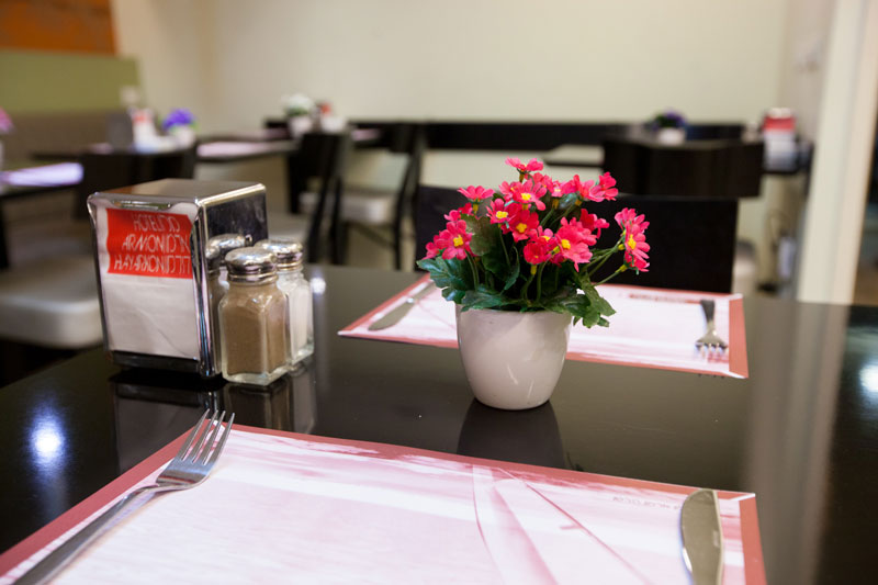 שולחן במסעדה מקושט בפרחים וורודים